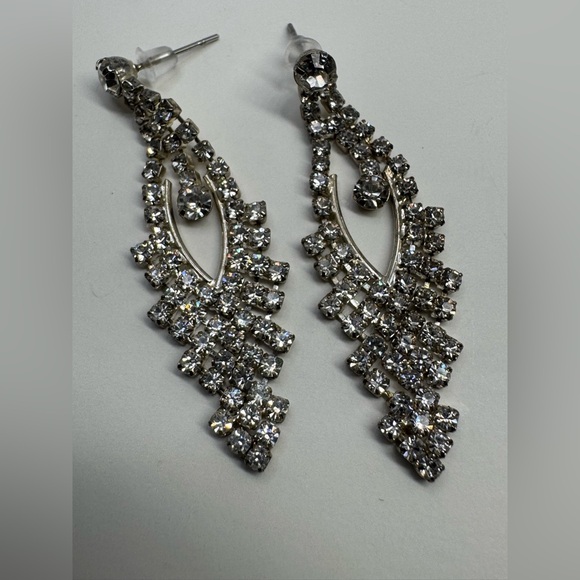 Long rhinestone chandelier earrings - Picture 6 of 8
